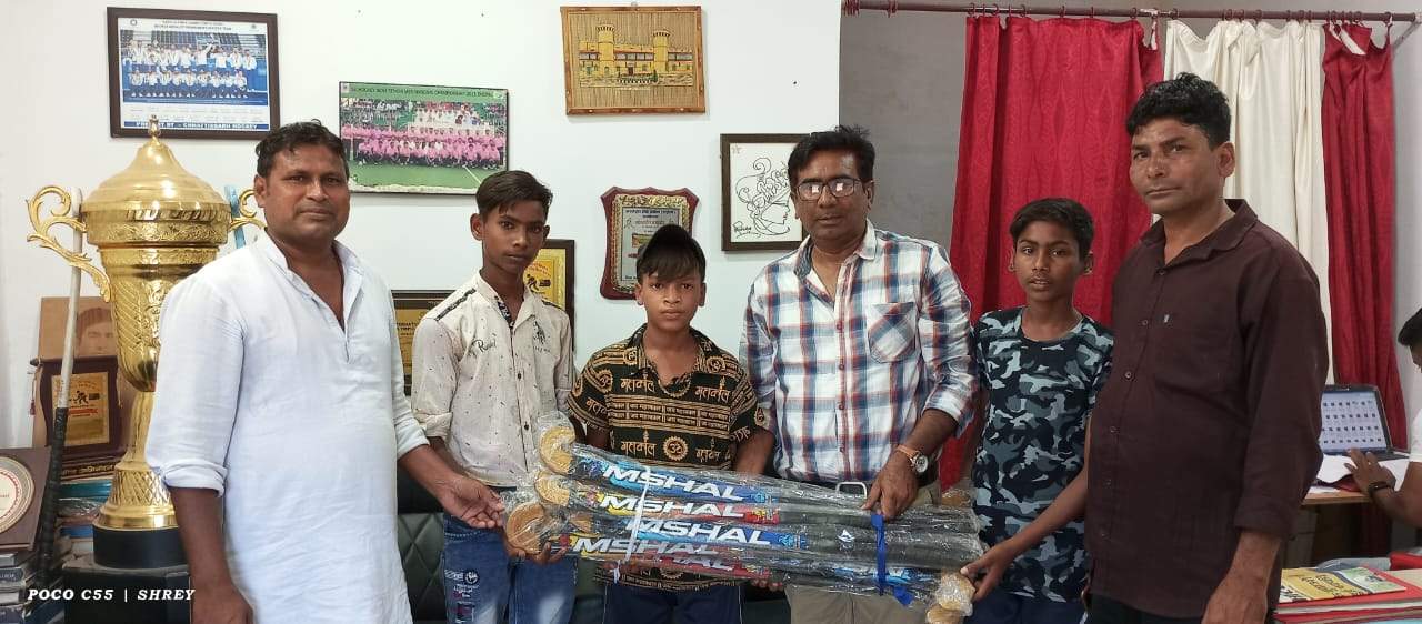 हॉकी स्टीक का वितरण हॉकी स्टीक का वितरण