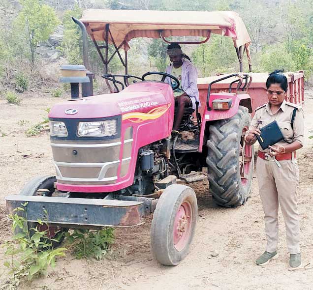 जंगल से रेत तस्करी, 3 ट्रैक्टर-ट्रॉली जब्त, 1 फरार