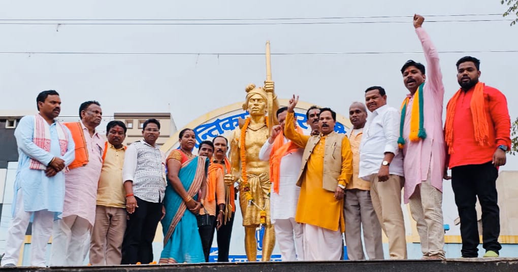 शहीद वीर गुण्डाधुर की प्रतिमा में माल्यार्पण कर आदिवासी पुरखौती सम्मान यात्रा पूरी