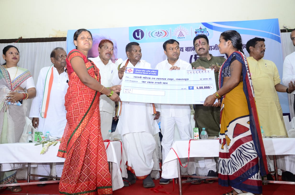 उद्यमिता के माध्यम से महिलाएं परिवार को करें सशक्त- लखमा