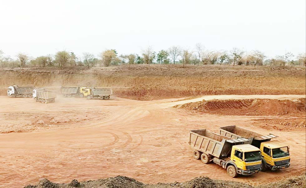 भरदा में सरकारी भूमि से  मुरुम की अवैध खुदाई 