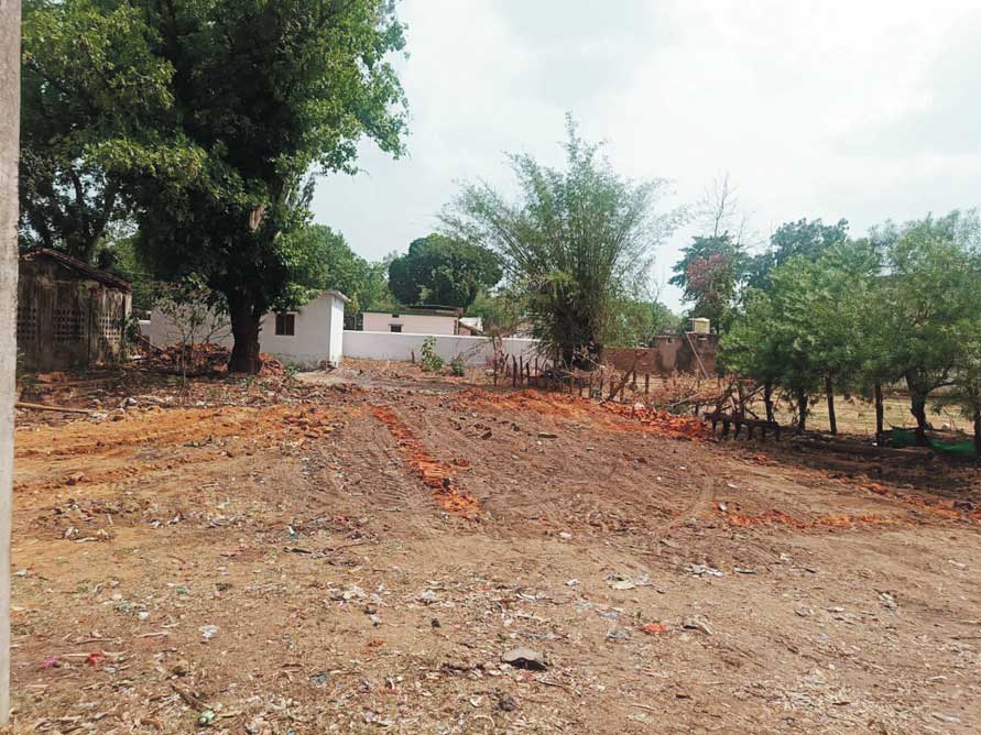 सरकारी जमीन से तोड़े गए अवैध निर्माण, हटाए कब्जा