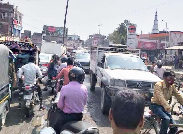 सडक़ तक सामान फैलाकर कारोबार, बाजार के दिन लगता है जाम सडक़ तक सामान फैलाकर कारोबार, बाजार के दिन लगता है जाम