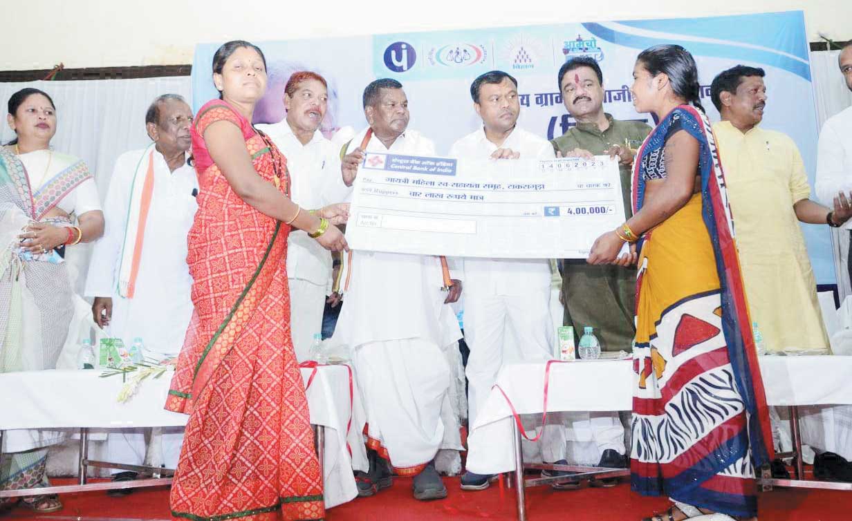 उद्यमिता के माध्यम से महिलाएं परिवार को करें सशक्त-लखमा