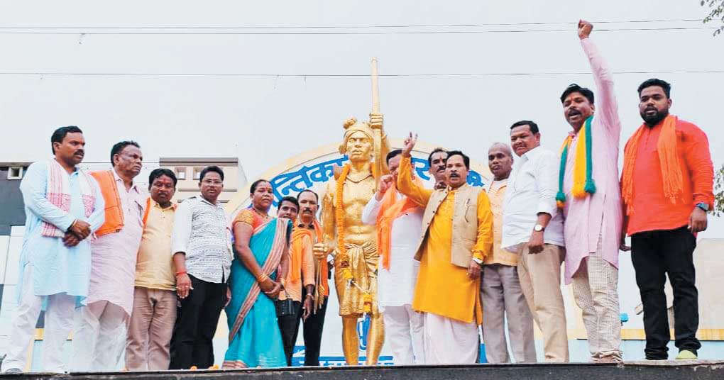 शहीद वीर गुण्डाधुर की प्रतिमा में माल्यार्पण कर आदिवासी पुरखौती सम्मान यात्रा पूरी