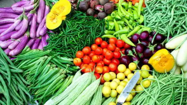 अदरक 2 सौ और टमाटर के दाम 60 रुपए अदरक 2 सौ और टमाटर के दाम 60 रुपए