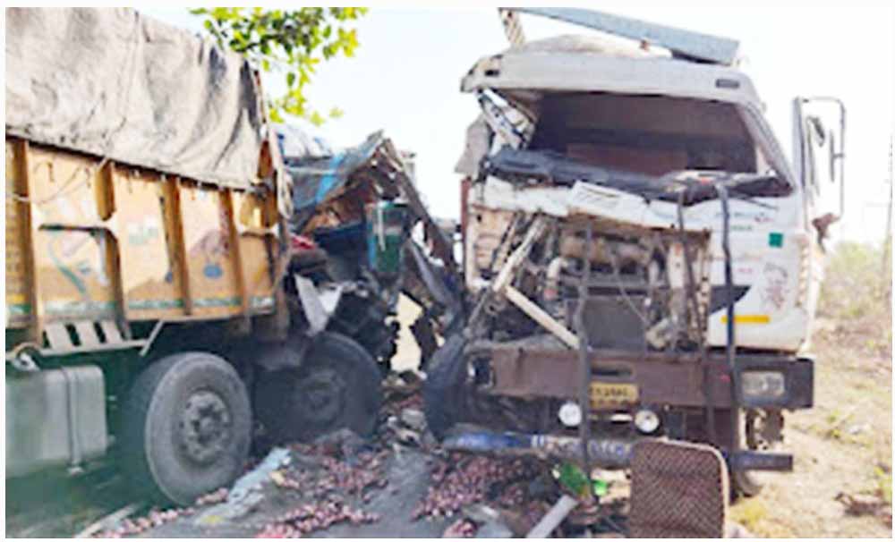 तीन ट्रकों की भिड़ंत, परिचालक केबिन में फंसा, मुश्किल से बाहर निकाला, भर्ती