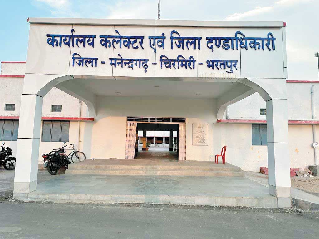 आग बरसती गर्मी में परीक्षा में शामिल होने अभ्यर्थी लगा रहे कोरिया सहित अन्य जिलों की दौड़