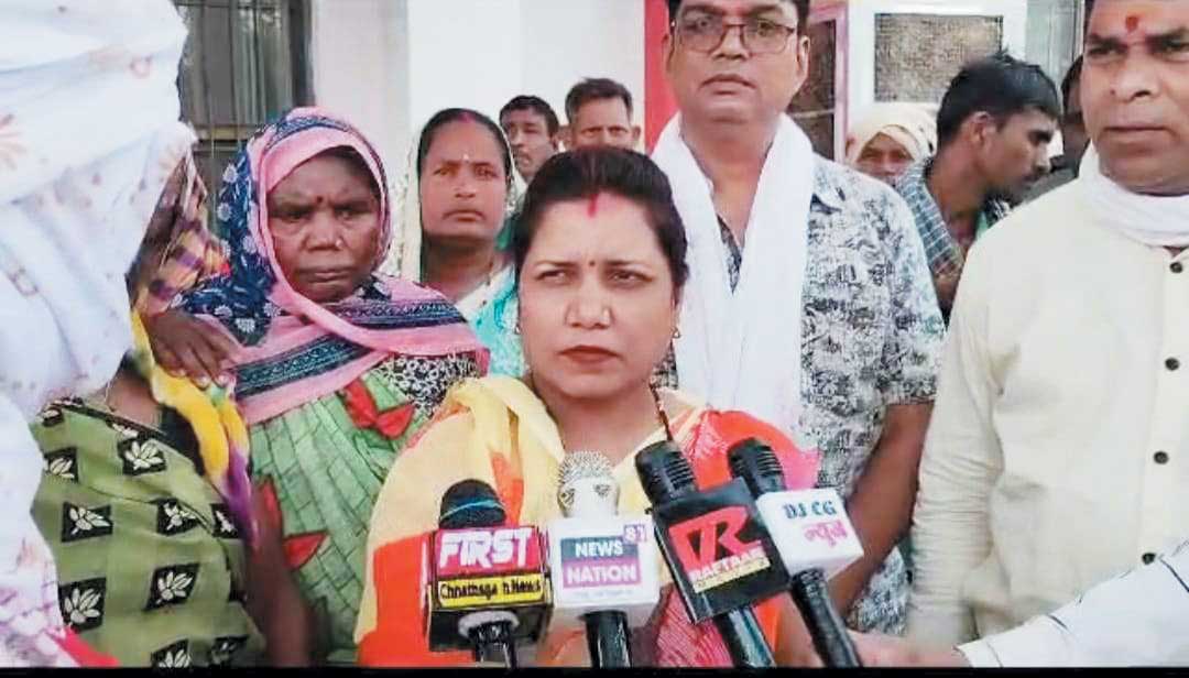 मणिकांचन केंद्र को अन्यत्र विस्थापित करने कलेक्टर को ज्ञापन