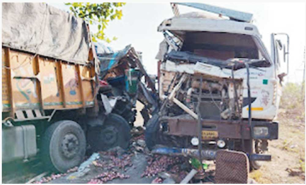 तीन ट्रकों की भिड़ंत, परिचालक केबिन में फंसा