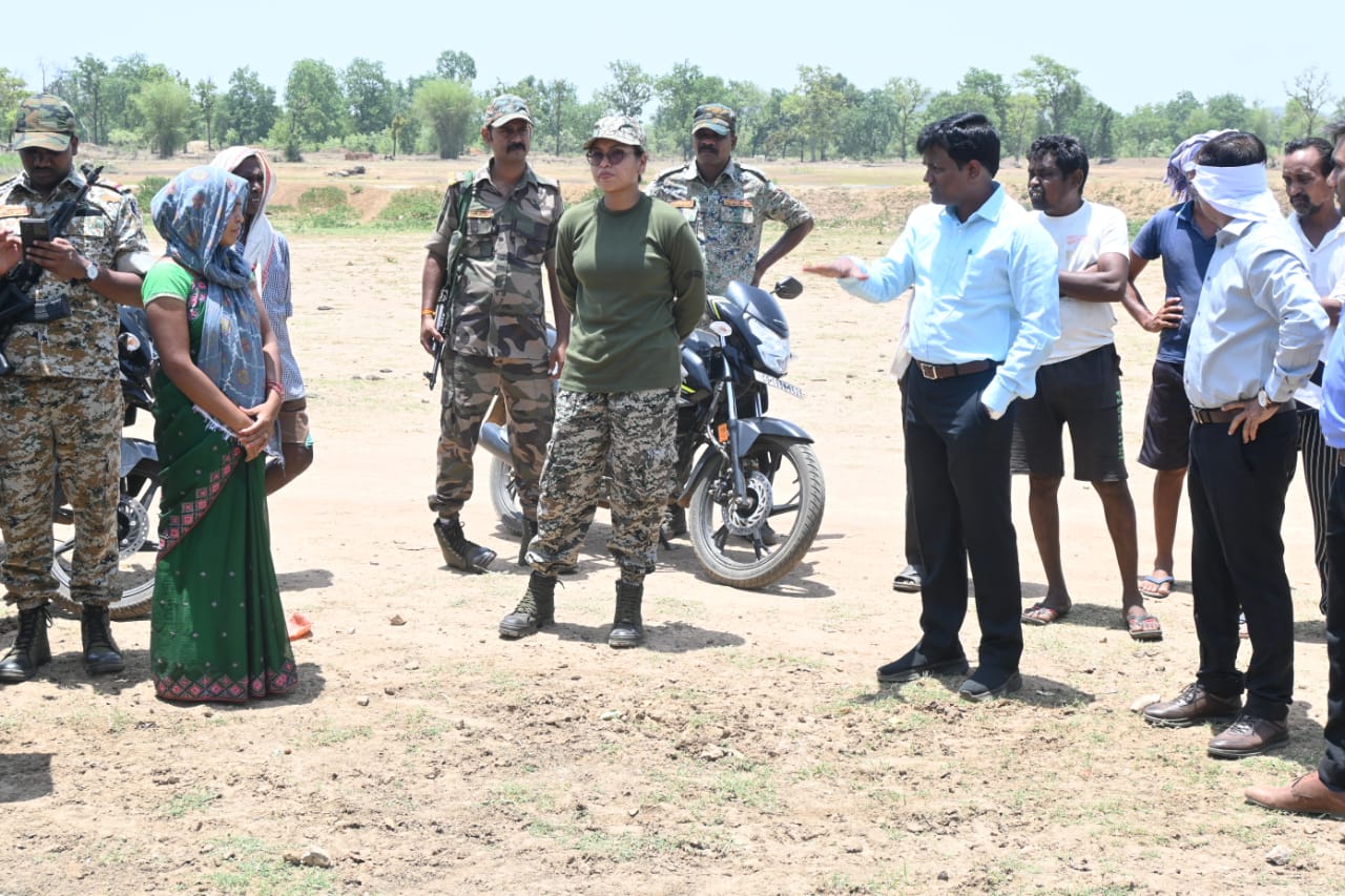 कलेक्टर संग एसपी ने मोटर साइकिल से नापा बीहड़ गांवों का रास्ता कलेक्टर संग एसपी ने मोटर साइकिल से नापा बीहड़ गांवों का रास्ता