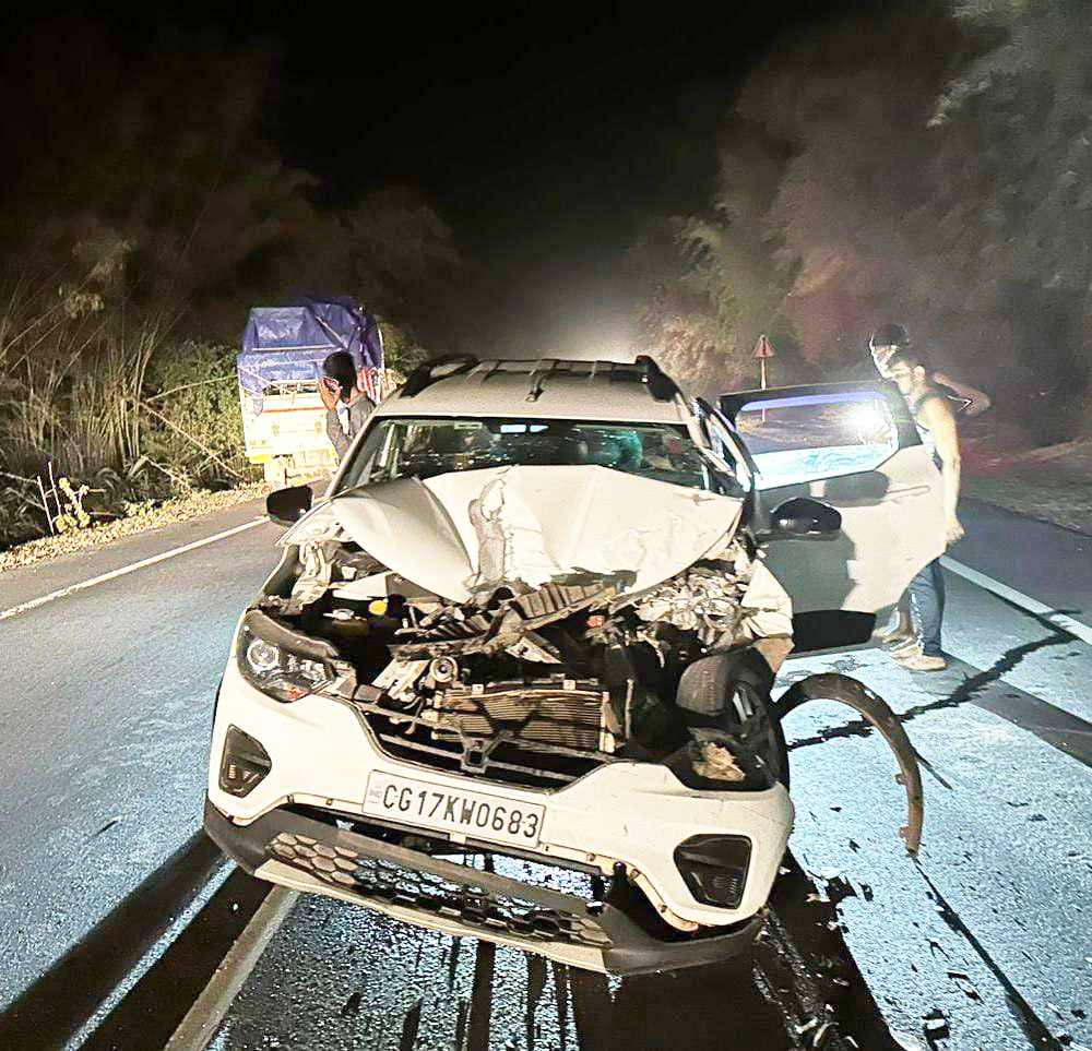 ओवरटेक के चक्कर में वाहन से कार की भिड़ंत,  3 घायल