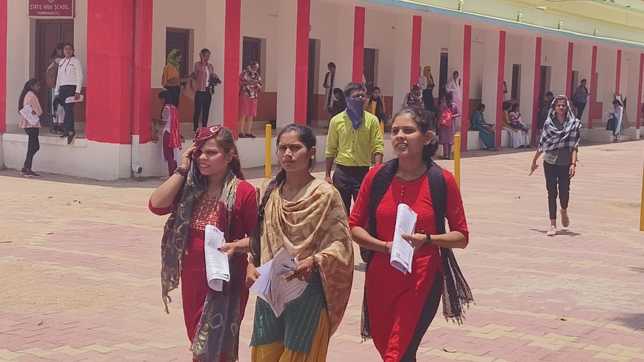 शिक्षक बनने प्री.बीएड और डीएलएड की अभ्यर्थियों ने दी परीक्षा शिक्षक बनने प्री.बीएड और डीएलएड की अभ्यर्थियों ने दी परीक्षा