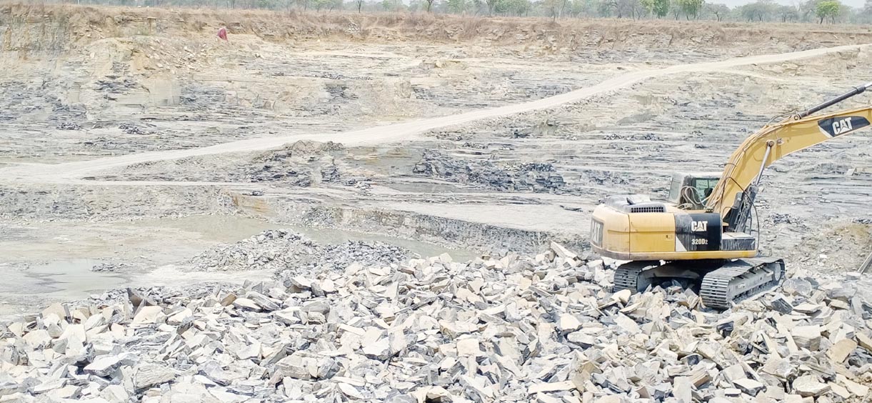 पत्थर खदान के लीज दूसरी  जगह व खनन दूसरी जगह 