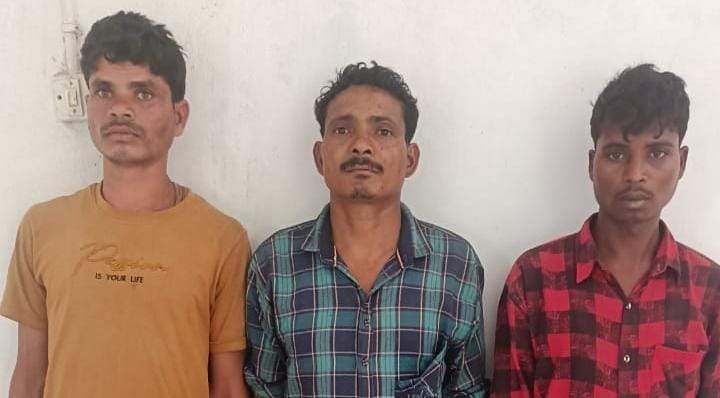 विस्फोटक व सरकार विरोधी पाम्पलेट संग 3 नक्सली गिरफ्तार विस्फोटक व सरकार विरोधी पाम्पलेट संग 3 नक्सली गिरफ्तार