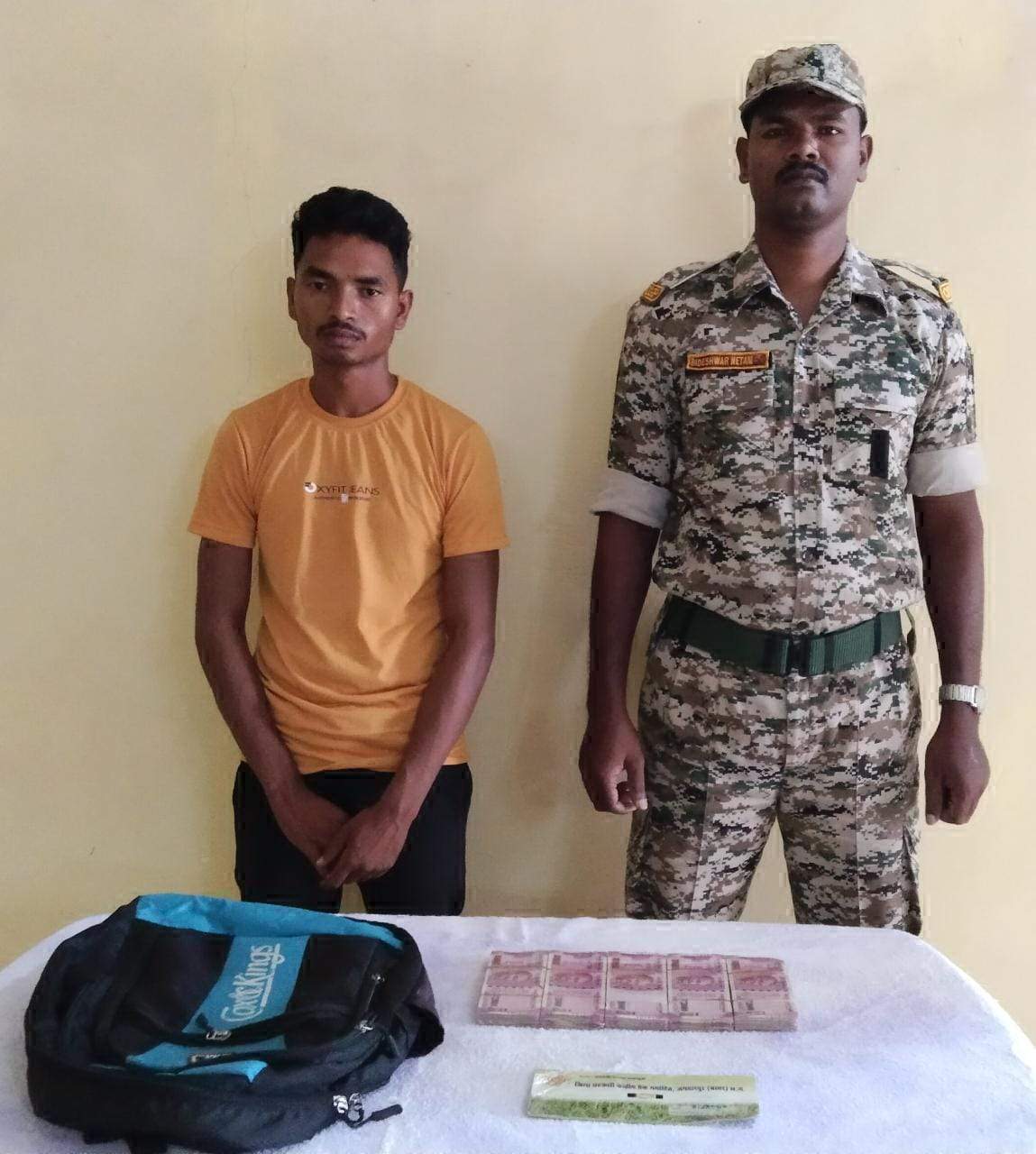 नक्सलियों के 10 लाख रुपये व नक्सल पर्चा बरामद, एक गिरफ्तार नक्सलियों के 10 लाख रुपये व नक्सल पर्चा बरामद, एक गिरफ्तार