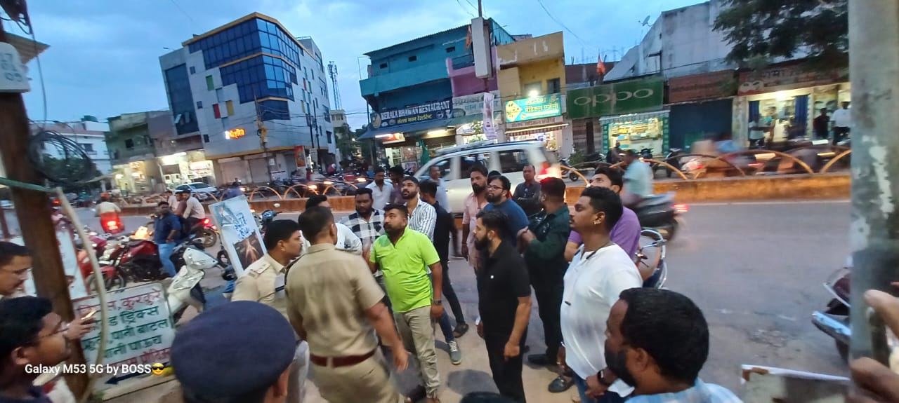 आदिपुरुष फिल्म का हटाया पोस्टर, विरोध-प्रदर्शन