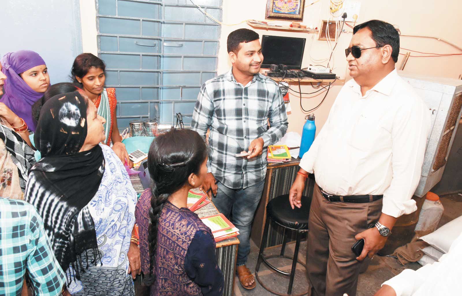 कलेक्टर ने शिविर स्थलों का किया निरीक्षण, छूटे लोगों को आधार कार्ड अपडेट करने कहा कलेक्टर ने शिविर स्थलों का किया निरीक्षण, छूटे लोगों को आधार कार्ड अपडेट करने कहा