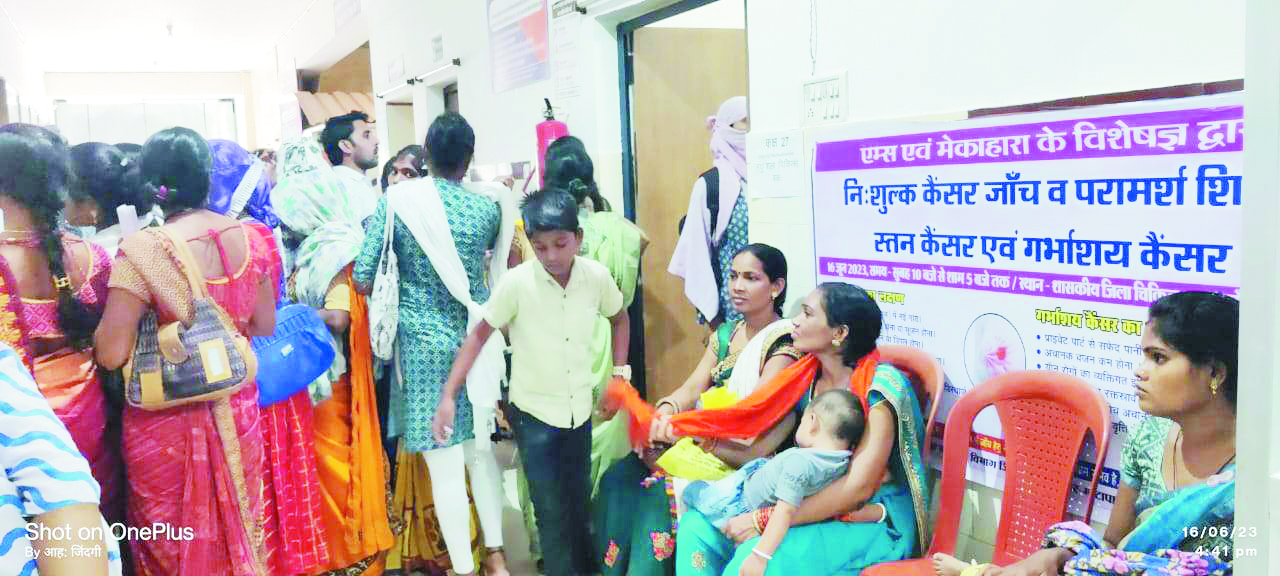 जिला अस्पताल में विशेष कैंसर जांच शिविर, 350 से अधिक मरीजों की जांच