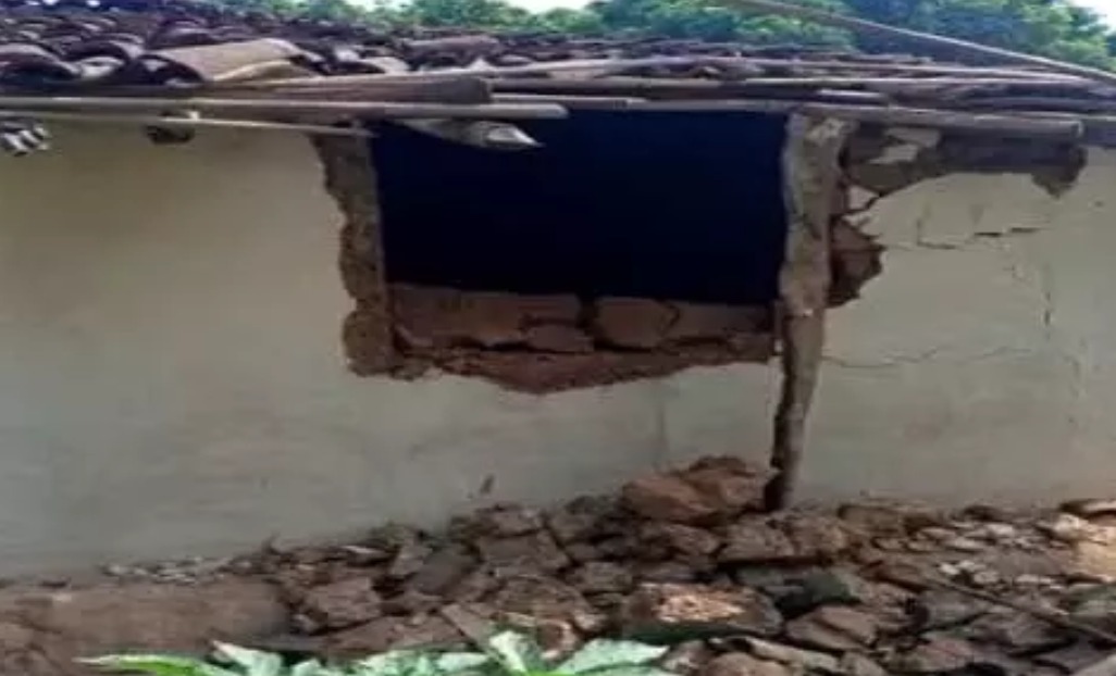 रातभर हाथी के खौफ में रहा पूरा गांव, घर को तोड़ा, सारा अनाज खा गया रातभर हाथी के खौफ में रहा पूरा गांव, घर को तोड़ा, सारा अनाज खा गया