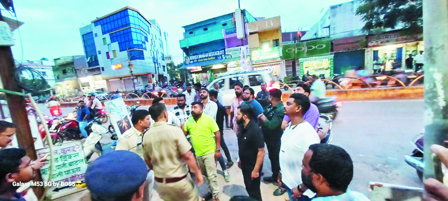 आदिपुरुष फिल्म का हटाया पोस्टर, विरोध-प्रदर्शन