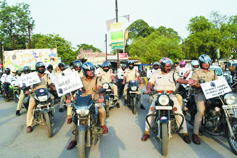 पुलिस ने निकाली हेलमेट जागरूकता रैली पुलिस ने निकाली हेलमेट जागरूकता रैली