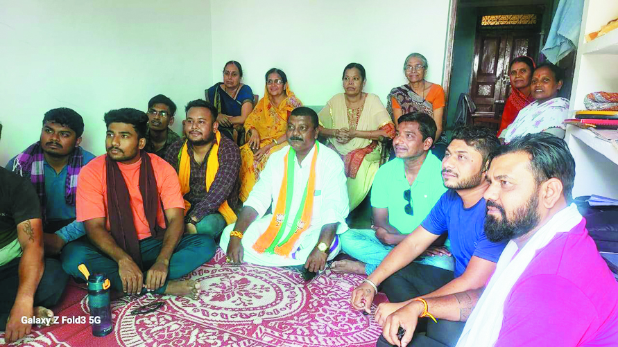 डोंगरगढ़ के भाजपा कार्यकर्ताओं के संग मेश्राम ने सुनी मन की बात डोंगरगढ़ के भाजपा कार्यकर्ताओं के संग मेश्राम ने सुनी मन की बात