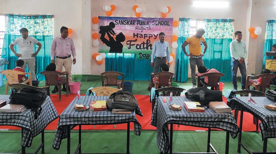 संस्कार स्कूल में मनाया फादर्स डे, बच्चों के साथ पापा ने भी किया एन्जॉय संस्कार स्कूल में मनाया फादर्स डे, बच्चों के साथ पापा ने भी किया एन्जॉय