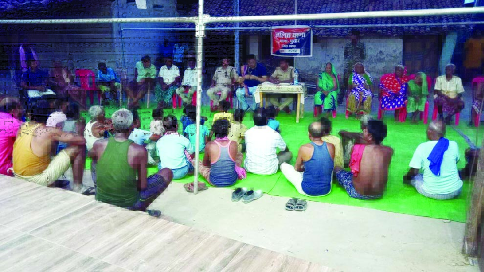 थाना प्रभारी ने चलित थाना लगाकर ग्रामीणों की सुनी समस्याएं थाना प्रभारी ने चलित थाना लगाकर ग्रामीणों की सुनी समस्याएं