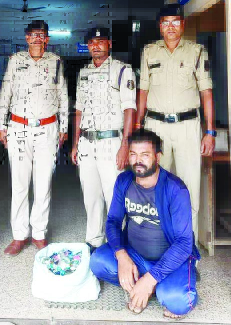 50 पौवा के साथ आरोपी पकड़ाया 50 पौवा के साथ आरोपी पकड़ाया