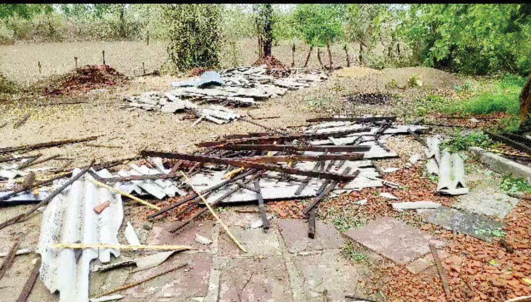 आंधी-तूफान से घर का छप्पर उड़ा