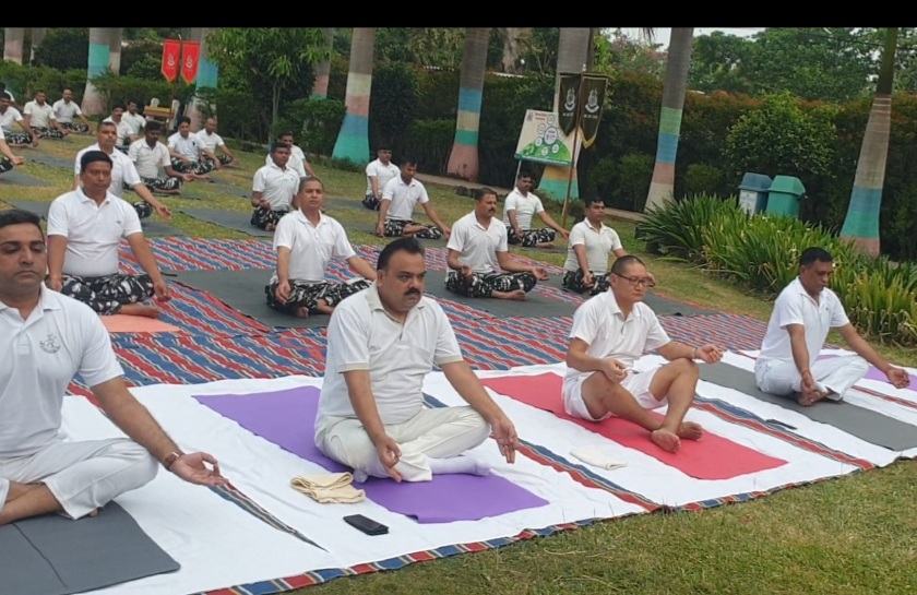  सीआरपीएफ जवानों ने बंधा तालाब पार्क में किया योग 