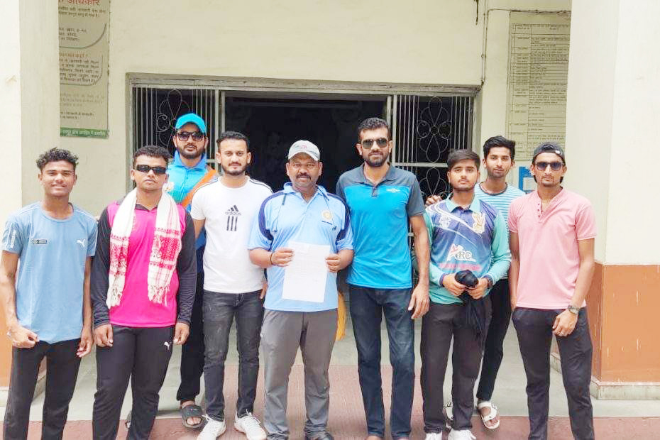 स्टेडियम में कांक्रीट हेलीपैड का खिलाड़ी कर रहे विरोध स्टेडियम में कांक्रीट हेलीपैड का खिलाड़ी कर रहे विरोध