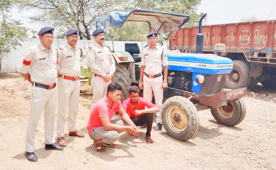 ट्रैक्टर इंजन व पैराकुट्टी मशीन चोरी, 2 बंदी