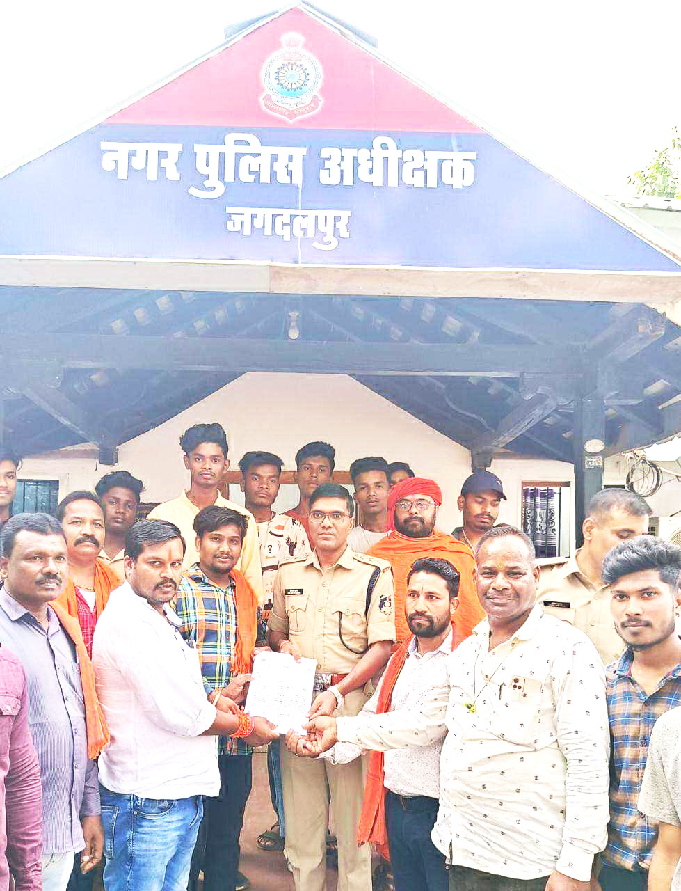 विहिप ने फंूका आदिपुरुष फिल्म निर्माता का पुतला, सौंपा ज्ञापन