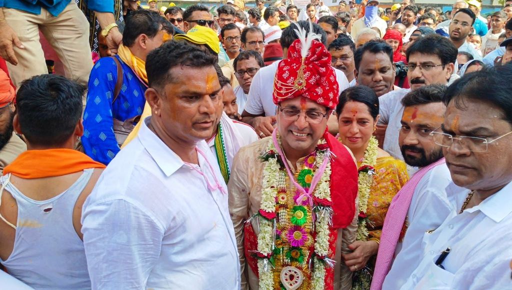 विधायक पांडेय ने निर्वहन किया छेरा पहरा की परंपरा, लगाई झाडू