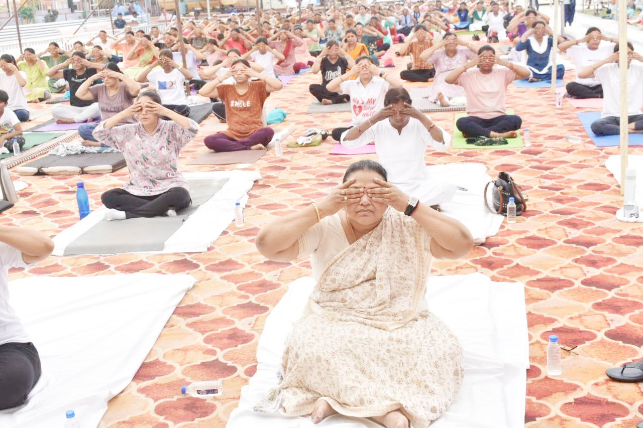 मन और आत्मा को शुद्ध करता है योग- अनिला