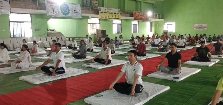 स्वस्थ जीवन के लिए नियमित  योग आवश्यक - कलेक्टर