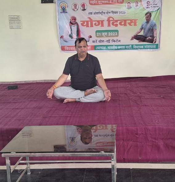 विधायक शिवरतन ने कार्यकर्ताओं संग किया योगाभ्यास