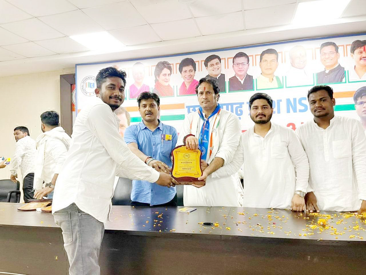 राजा देवांगन को एनएसयूआई का उत्कृष्ट जिलाध्यक्ष सम्मान