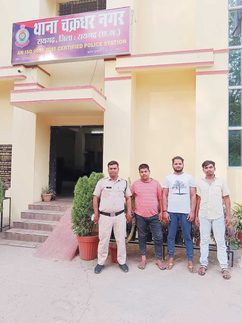 गार्डन के पास हथियार लहराने वाले 3 आरोपी गिरफ्तार गार्डन के पास हथियार लहराने वाले 3 आरोपी गिरफ्तार