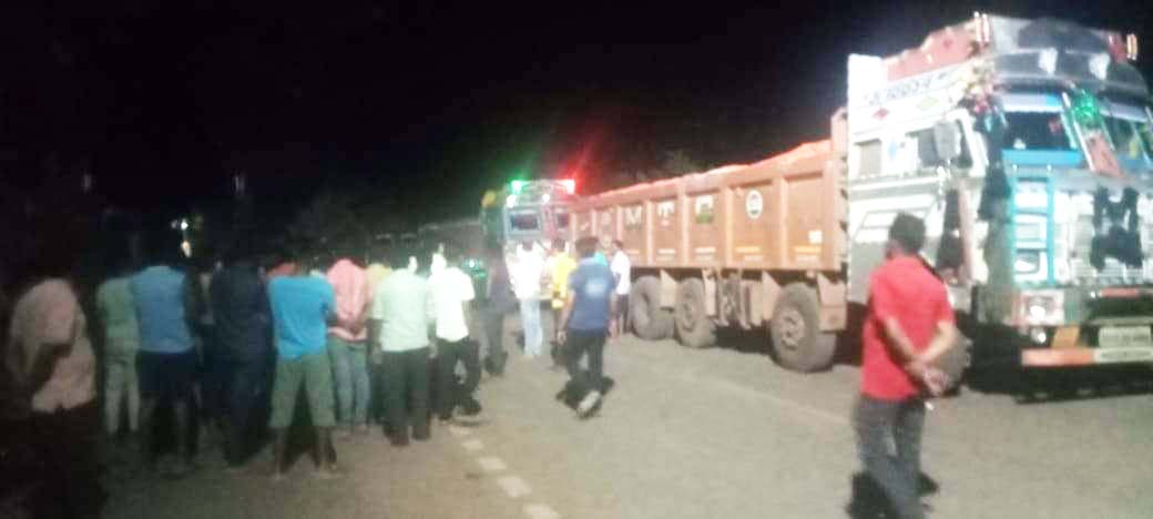 बॉक्साइट लोडिंग कराने को लेकर हंगामा, ट्रकों को सडक़ किनारे रोककर किया विरोध