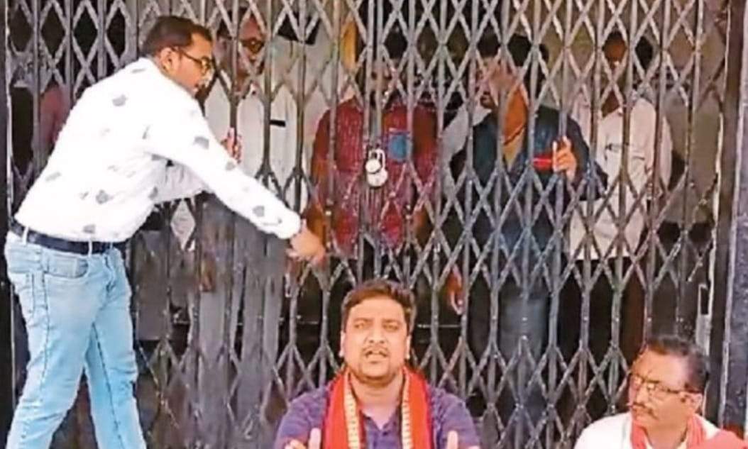 वर्क आर्डर के 6 महीने बाद भी निर्माण शुरू नहीं, पार्षदों ने नपा कार्यालय में जड़ा ताला