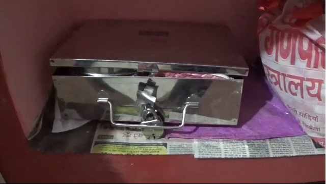 चोरी की जांच करने पहुंची पुलिस, पलंग के नीचे रखे थे 2 करोड़