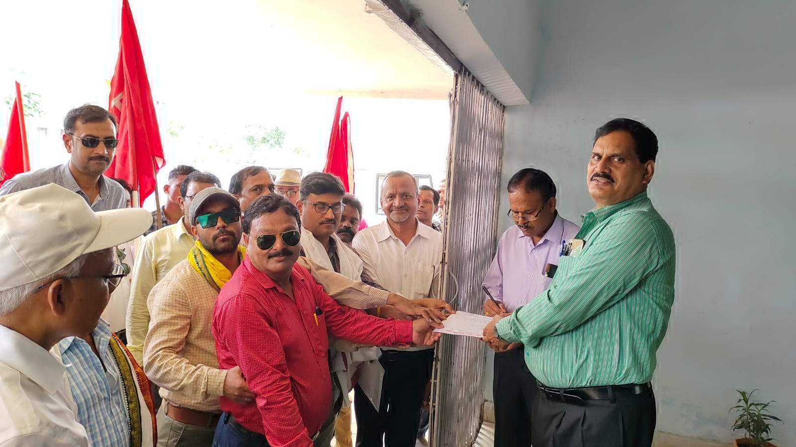 एटक ने रेहर गायत्री केतकी सहक्षेत्र कार्यालय के समक्ष मांगों को लेकर दिया धरना