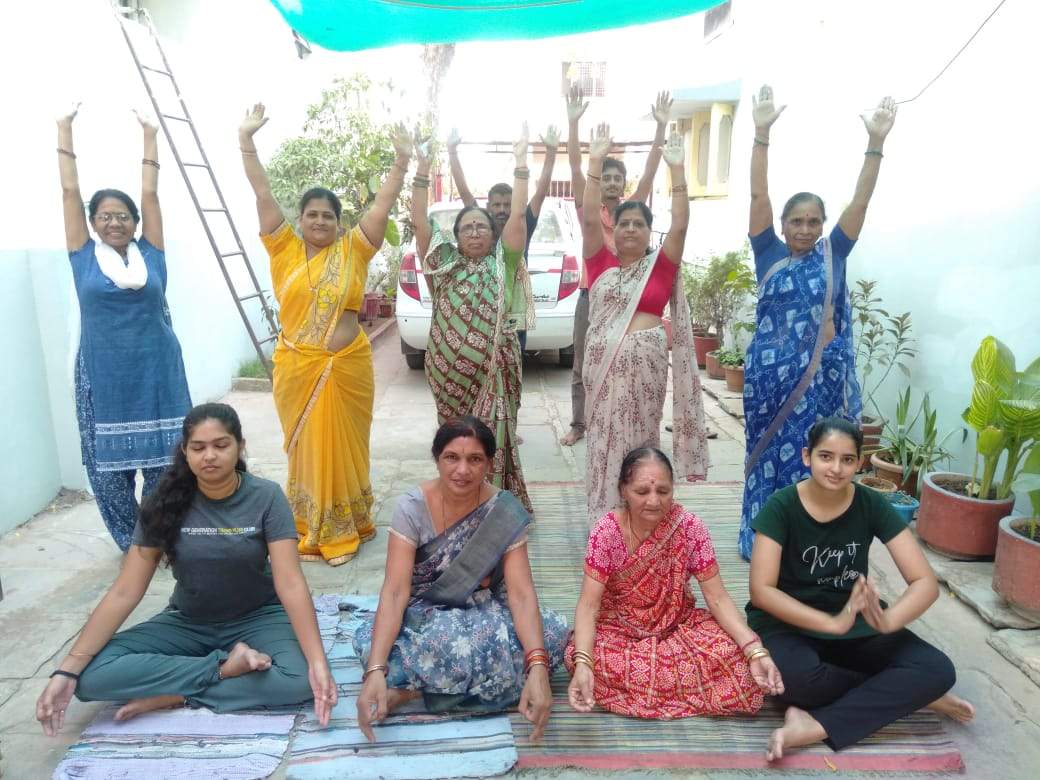योग दिवस पर महिलाओं ने किया योगासन योग दिवस पर महिलाओं ने किया योगासन