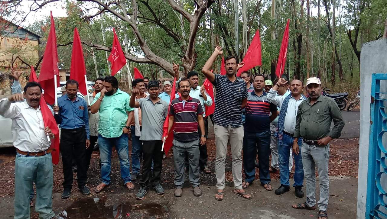 एटक ने कुम्दा सहक्षेत्र कार्यालय के सामने किया धरना-प्रदर्शन