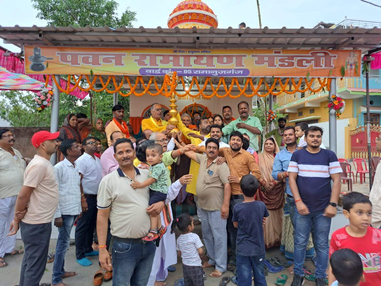 गुम्बज निर्माण के बाद शिखर स्थापना के लिए विभिन्न धार्मिक अनुष्ठान, उमड़े भक्त