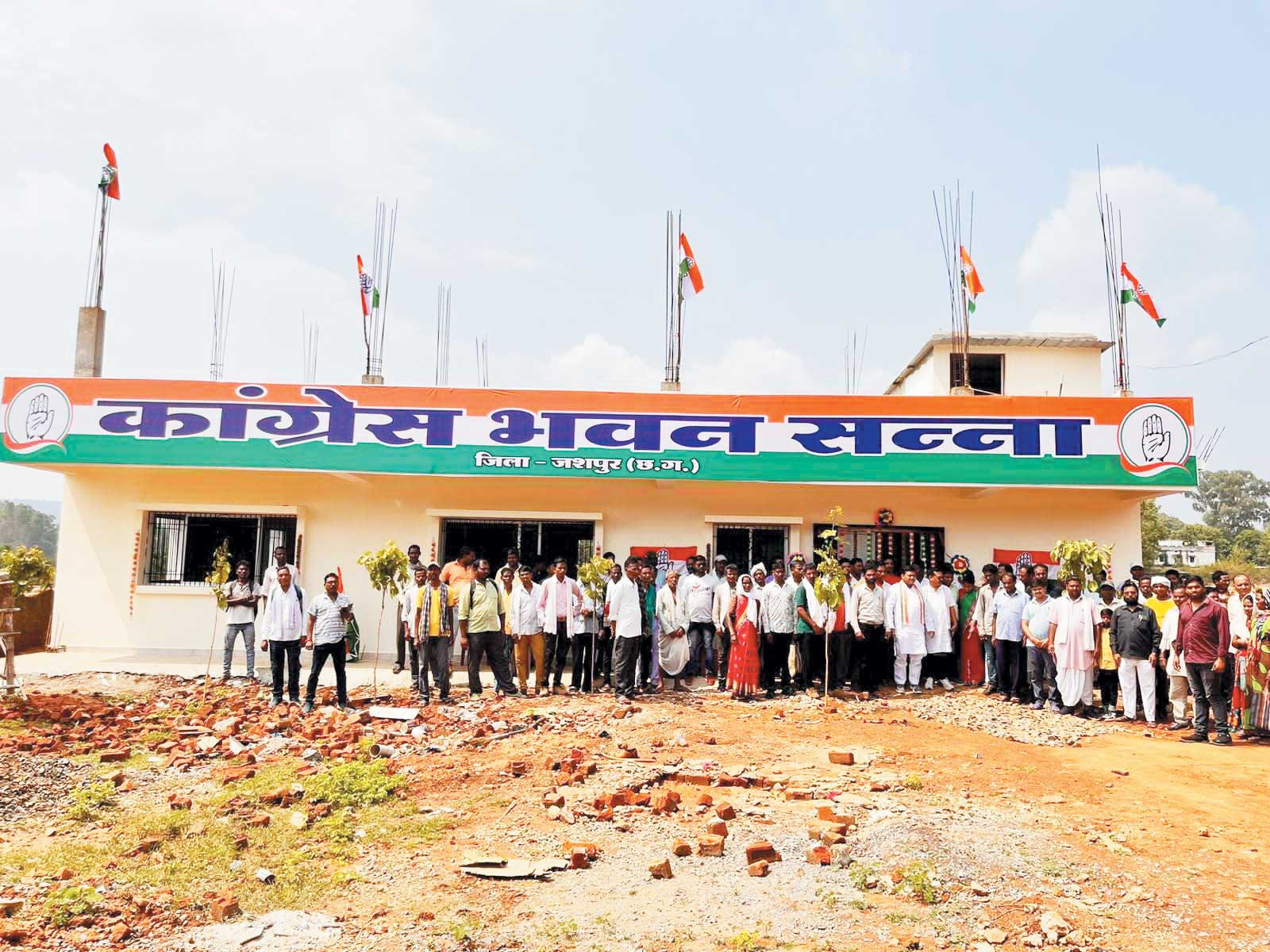 जशपुर विधायक ने सन्ना में नवनिर्मित ब्लाक कांग्रेस भवन का किया लोकार्पण