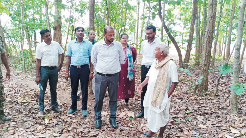 बस्तर ग्रीन मैन से मिले कलेक्टर, उगाए 400 पेड़ों के क्षेत्र को भी देखा